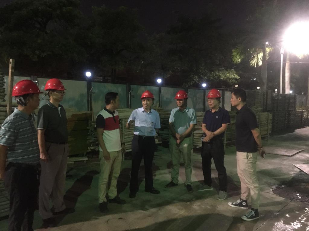 谢校长到工地检查指导.jpg 谢校长到工地检查指导.jpg