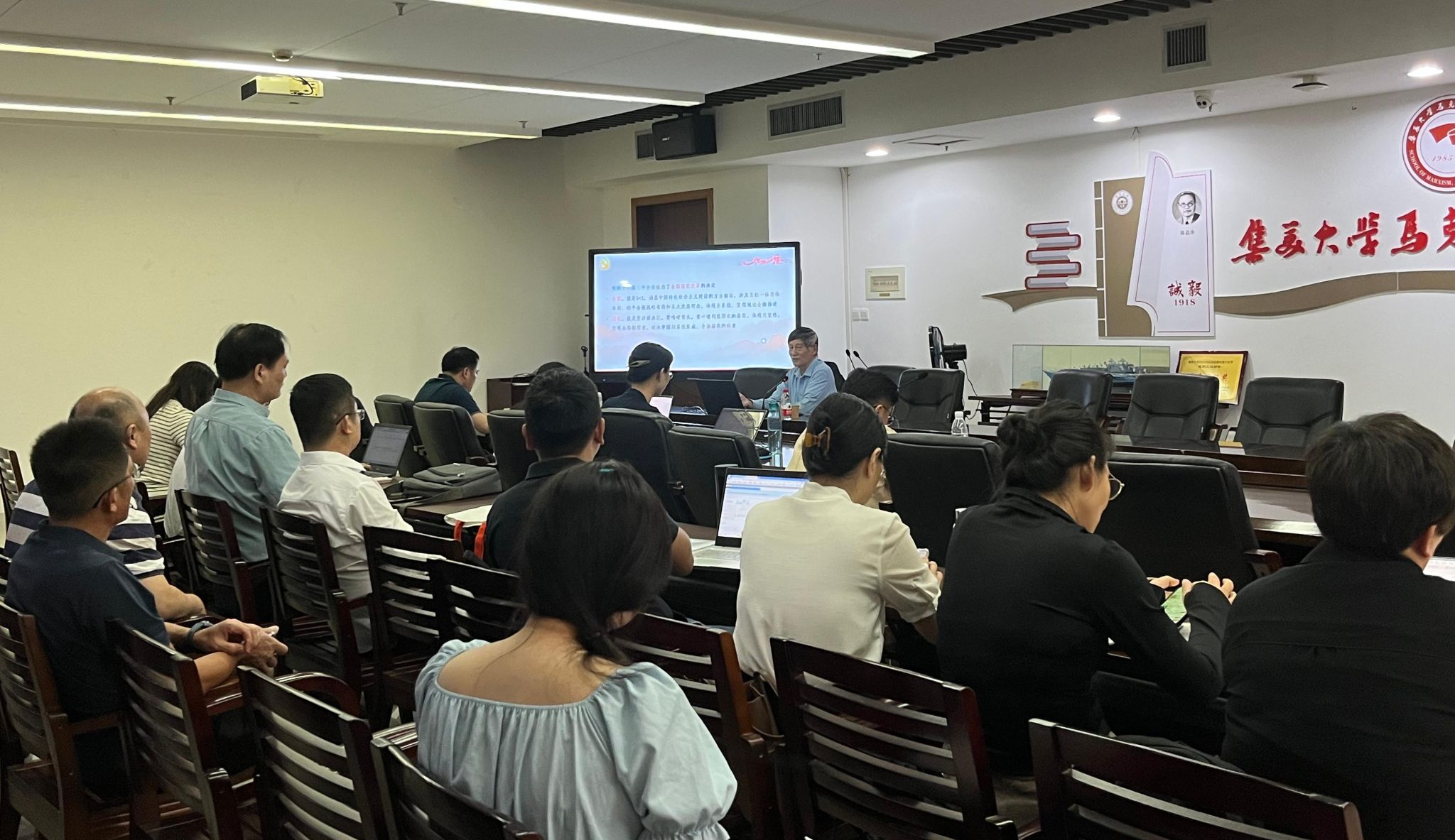 郑传芳讲座.jpg 郑传芳讲座.jpg